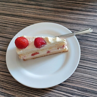 Bild vergrößern: Plauderecke_2023_06erdbeersahnetorte